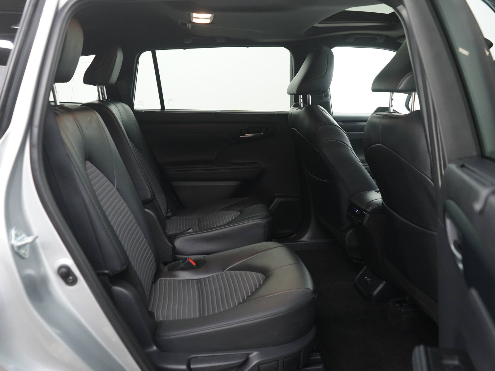 Used 2025 Toyota Highlander XSE AWD/4WD image 14