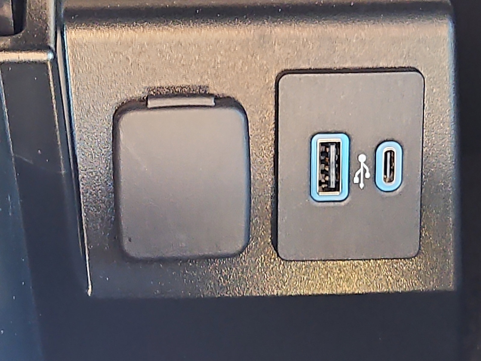 Used 2022 Ford Explorer XLT w/ Equipment Group 202A image 24