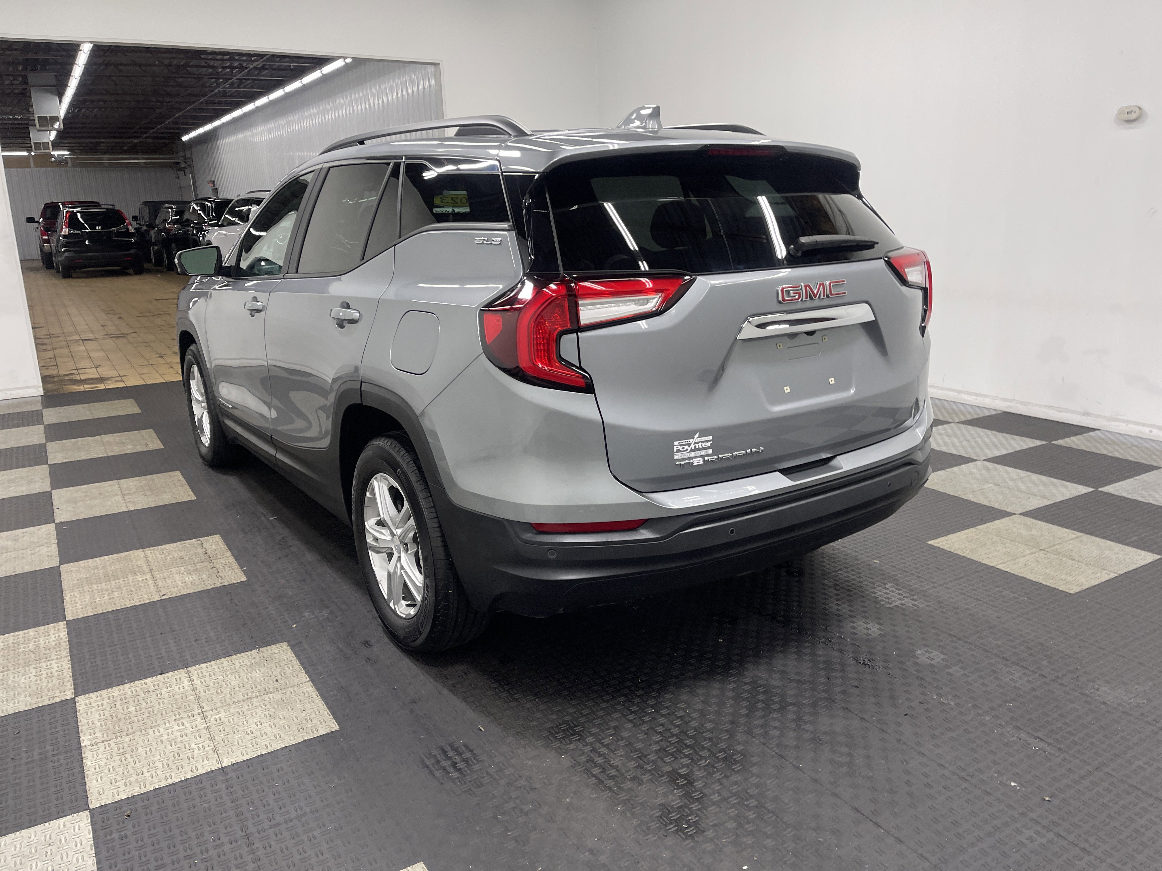 Used 2023 GMC Terrain SLE w/ Driver Convenience Package FWD image 2