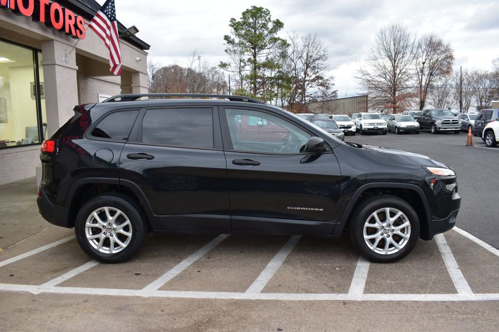 Used 2016 Jeep Cherokee Sport image 6