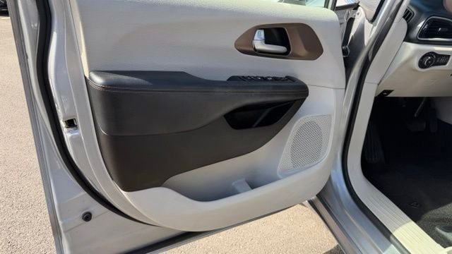 Used 2017 Chrysler Pacifica Touring Plus w/ Tire & Wheel Group FWD image 19