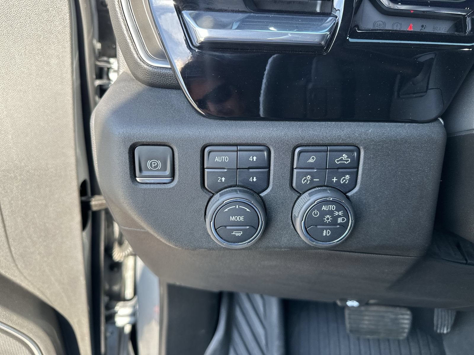 Used 2024 Chevrolet Silverado 1500 LTZ AWD/4WD image 18