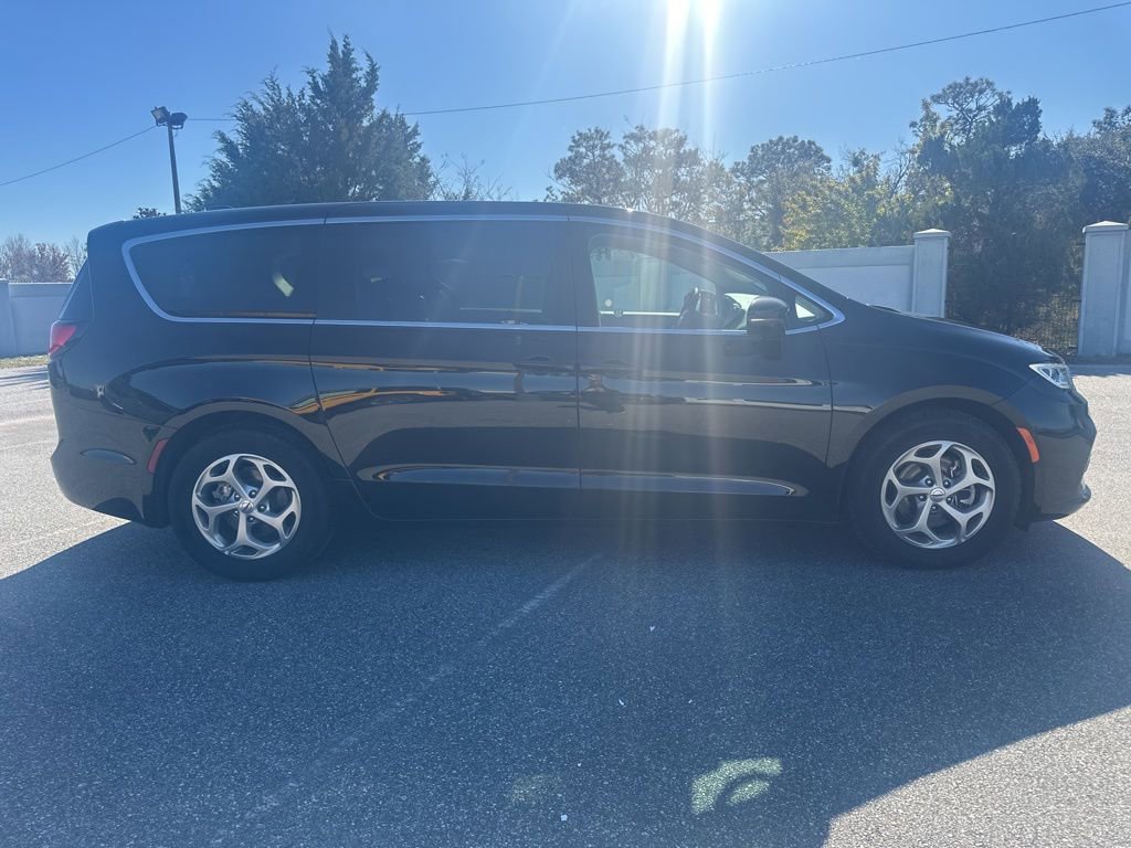 Used 2024 Chrysler Pacifica Limited image 5