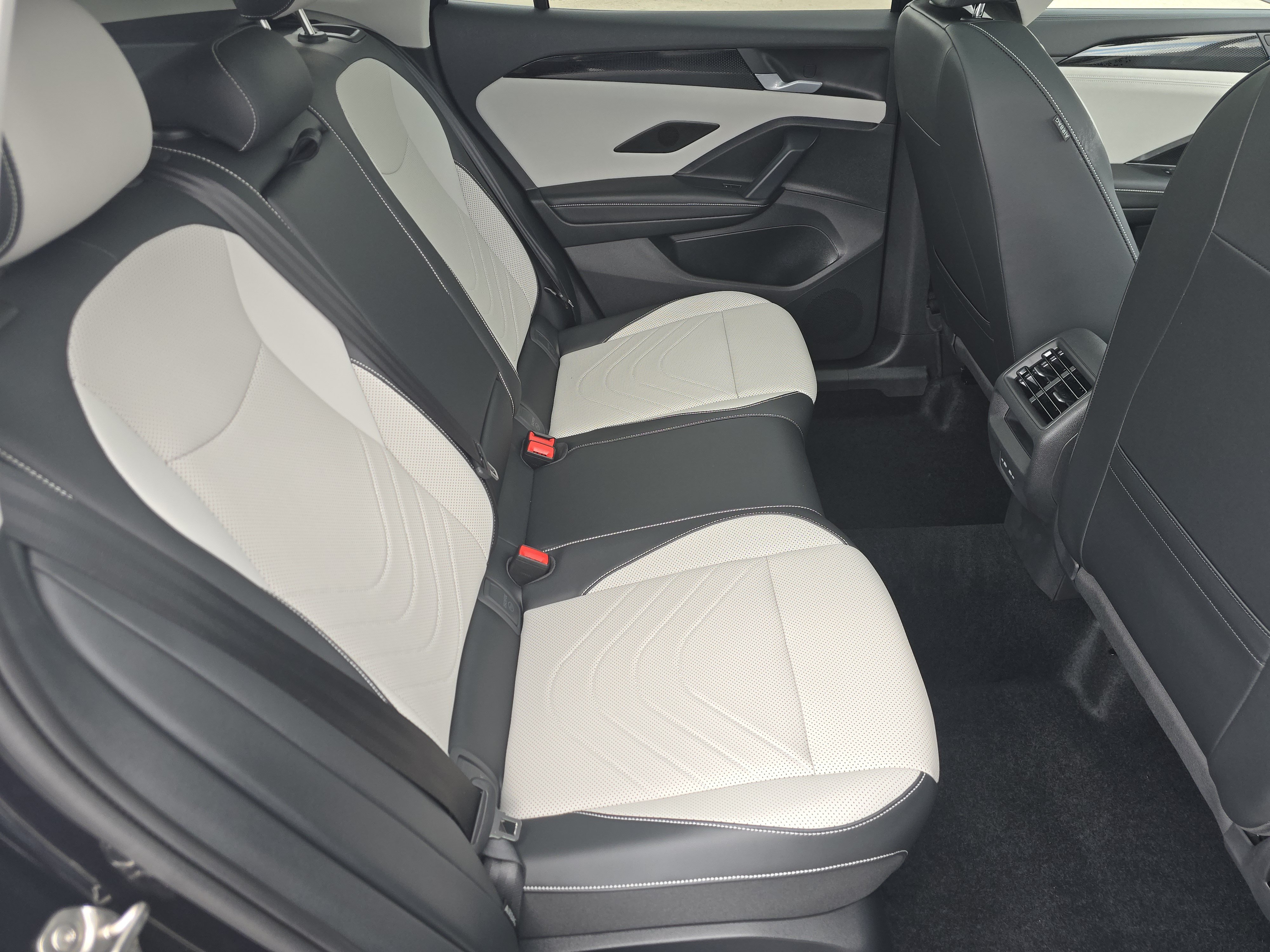 New 2026 Volkswagen Tiguan SE FWD image 15