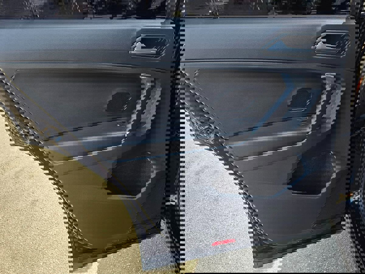 Used 2020 Volkswagen Tiguan SE w/ Panoramic Sunroof Package image 21