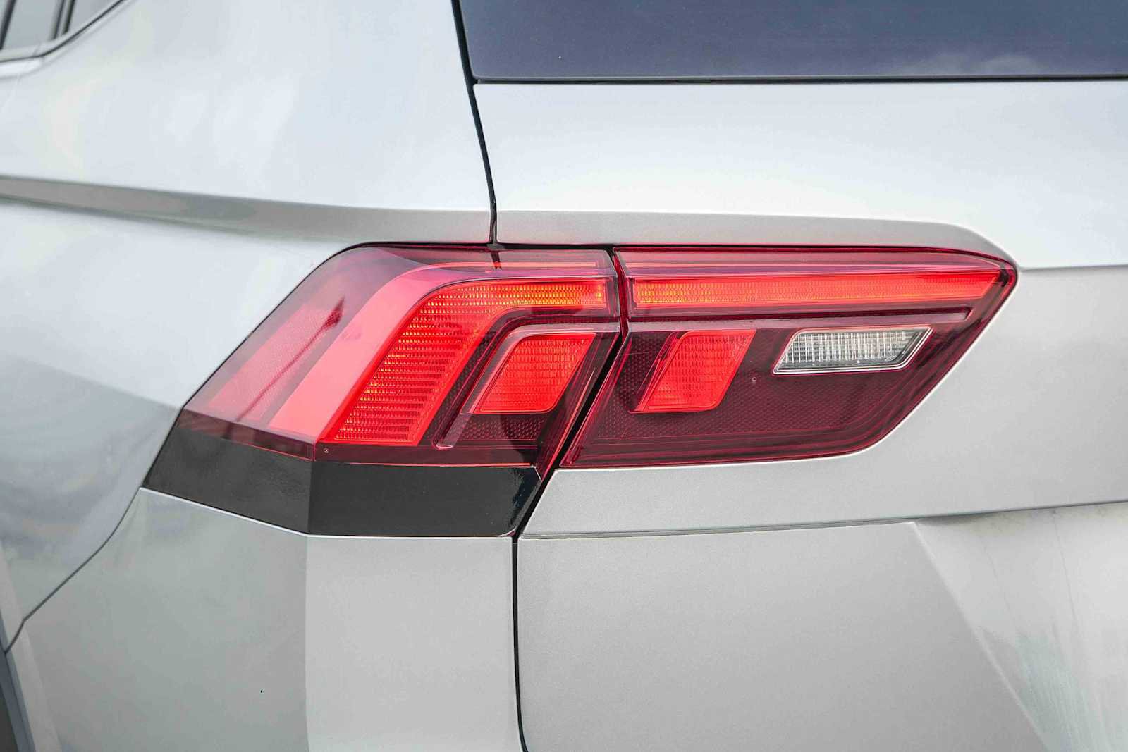 Used 2020 Volkswagen Tiguan SE R-Line image 9