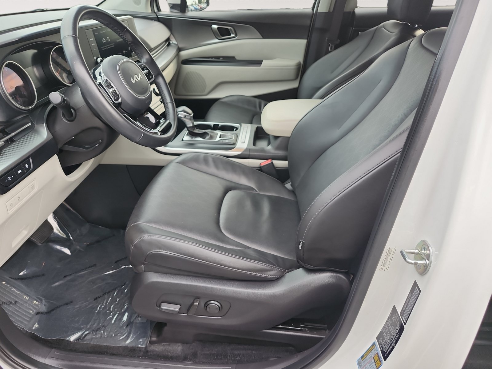 Used 2024 Kia Carnival LX FWD image 9