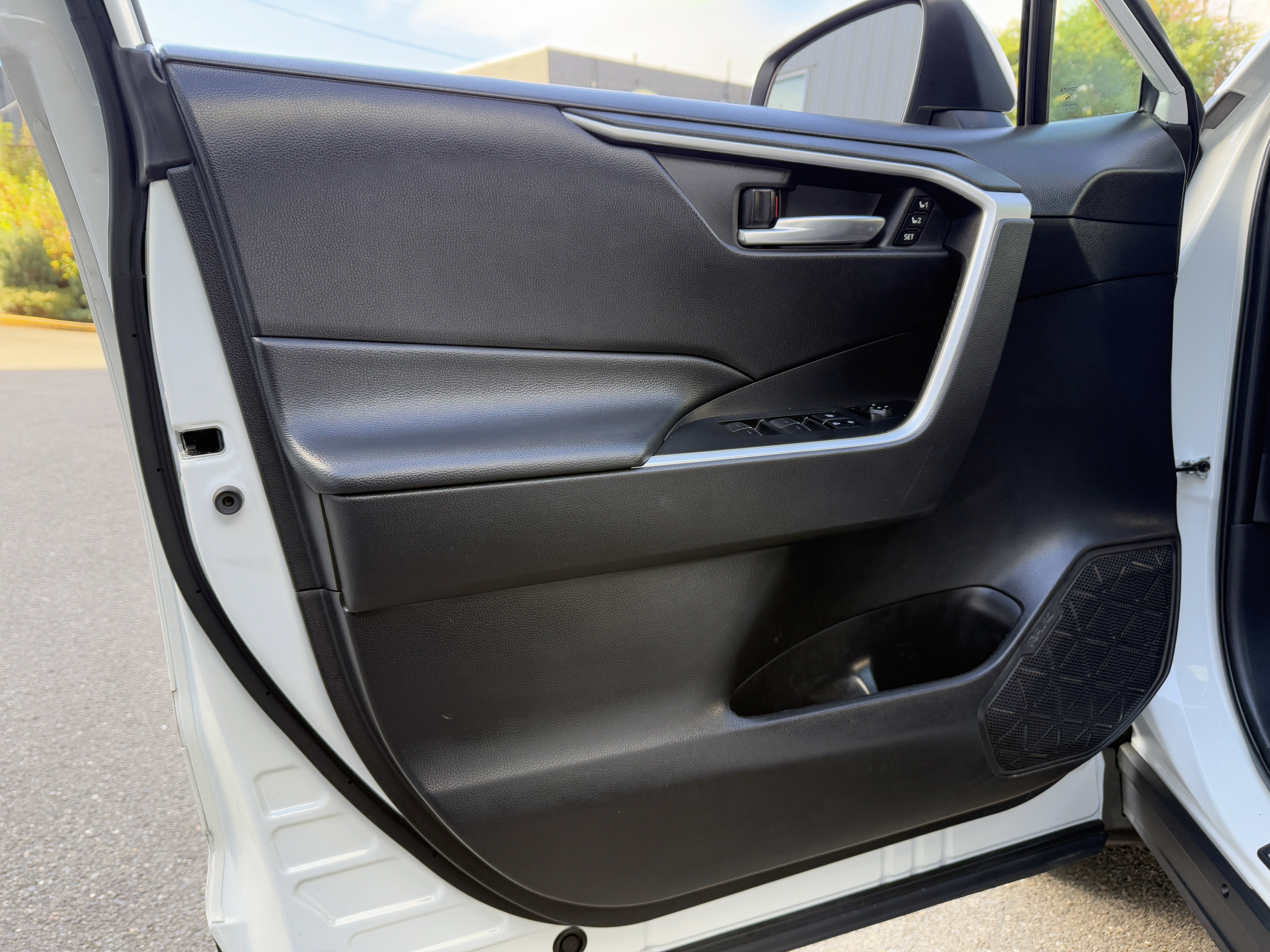 Used 2022 Toyota RAV4 XLE Premium image 11