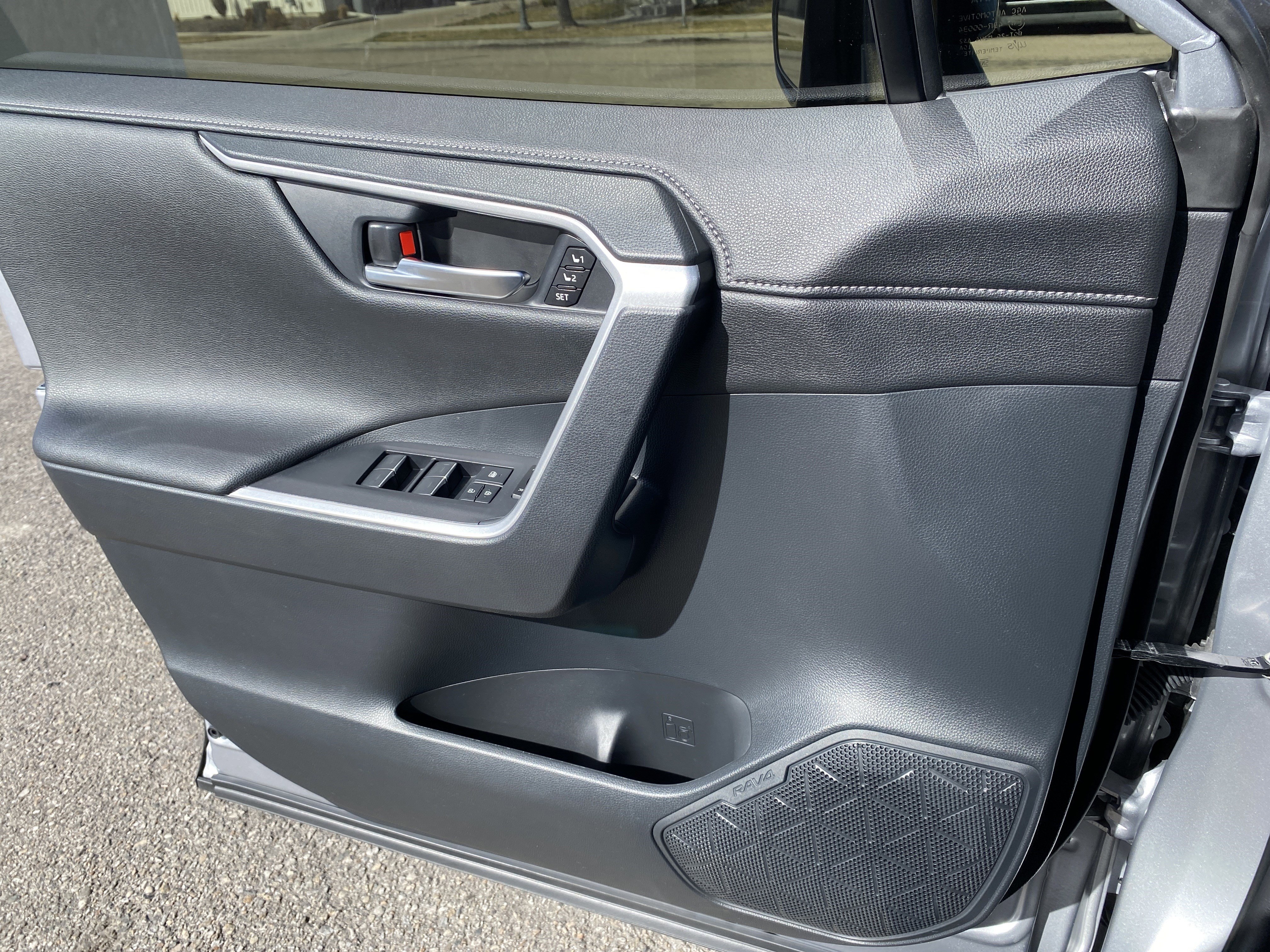 Used 2022 Toyota RAV4 Limited image 17