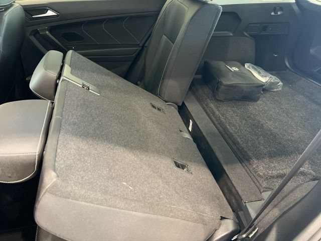 Used 2023 Volkswagen Tiguan SE w/ Panoramic Sunroof Package AWD/4WD image 17