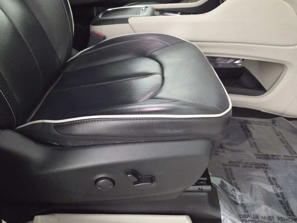 Certified 2024 Chrysler Pacifica Limited image 30