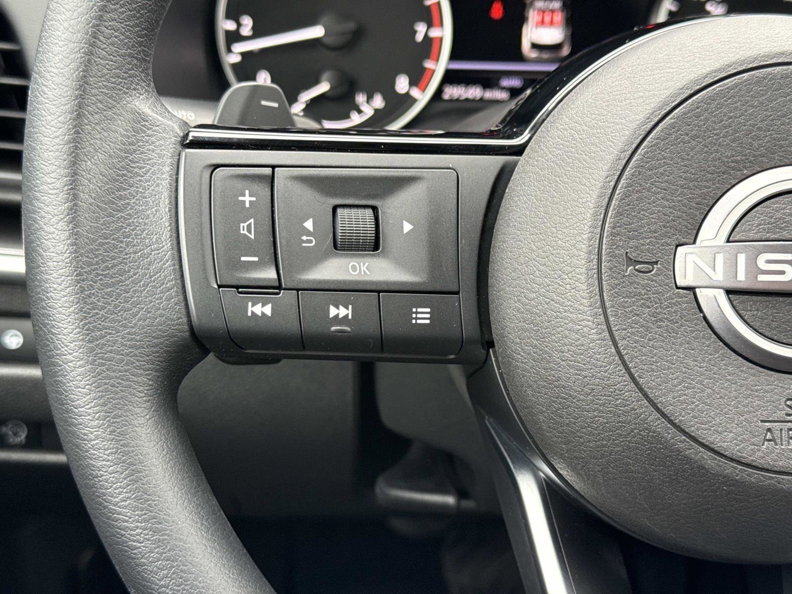 Used 2023 Nissan Rogue SV AWD/4WD image 8
