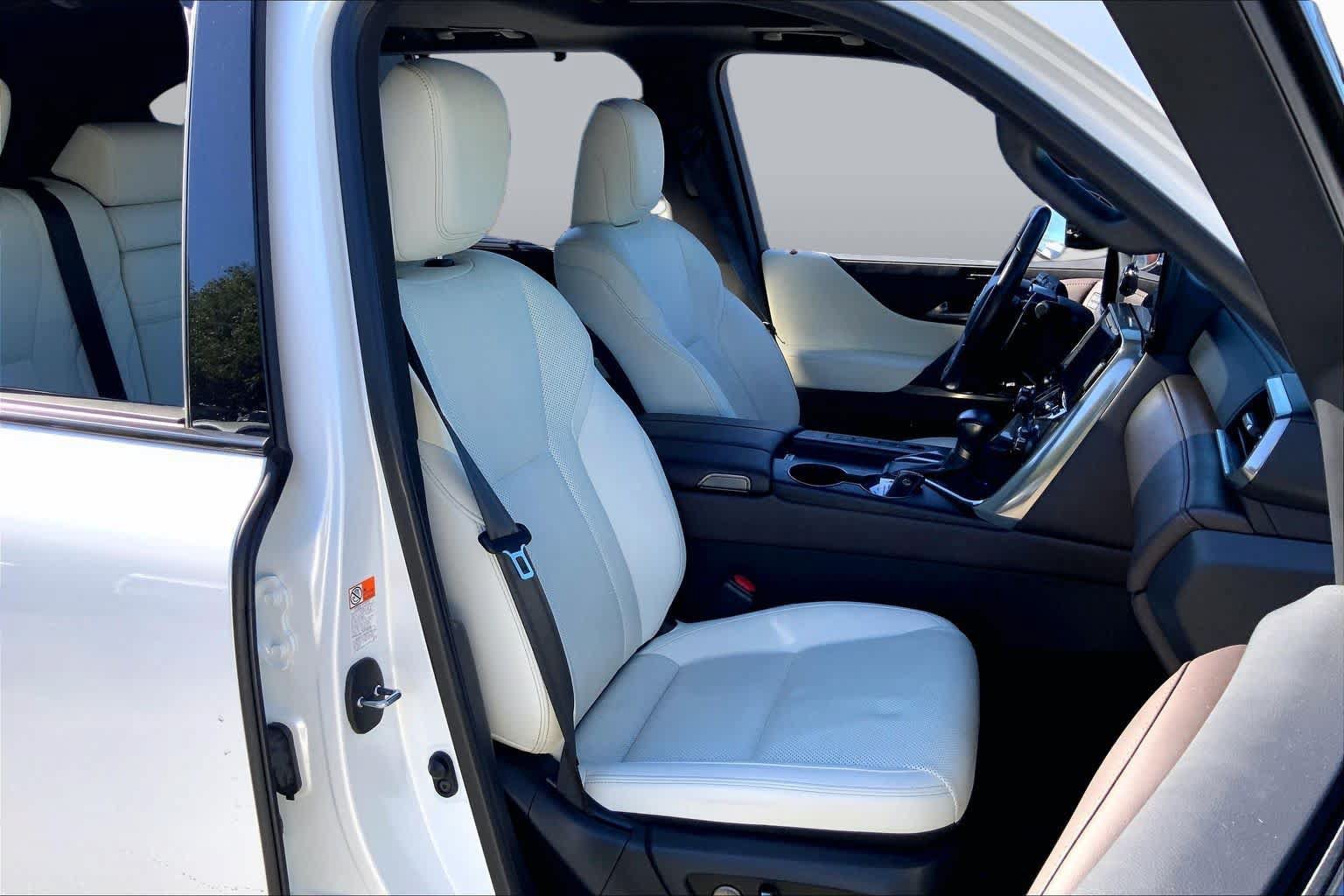 Used 2024 Lexus LX 600 4WD w/ Appearance Package image 9