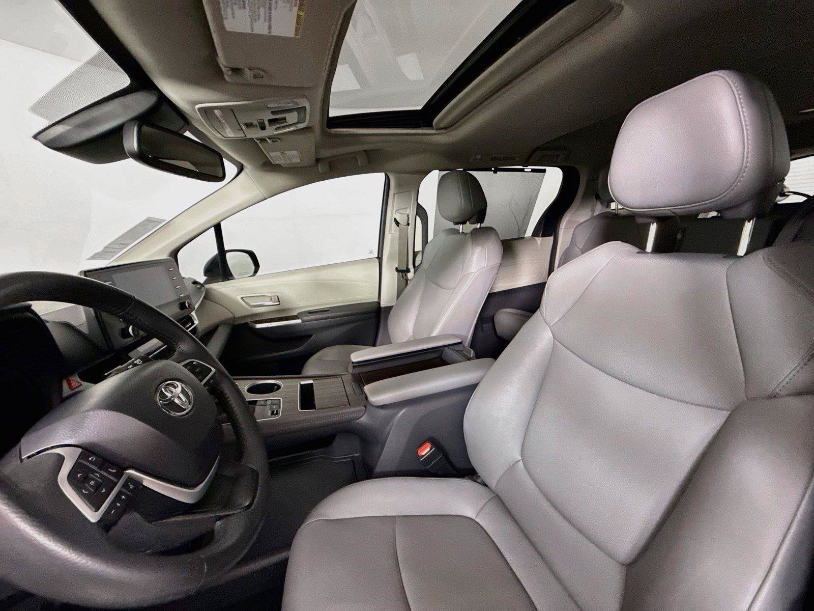 Certified 2024 Toyota Sienna XLE FWD image 3