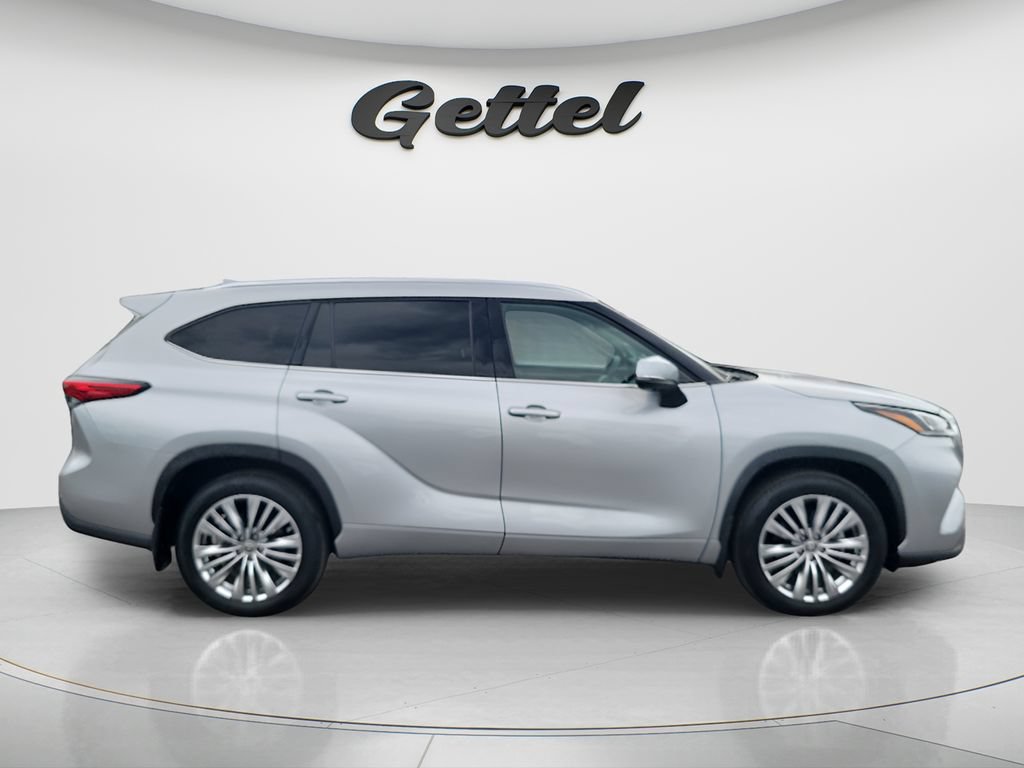 Used 2023 Toyota Highlander Platinum FWD image 3
