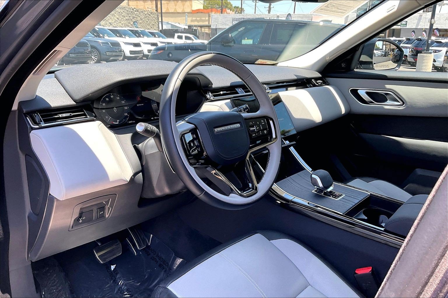 Certified 2025 Land Rover Range Rover Velar Dynamic SE AWD/4WD image 17