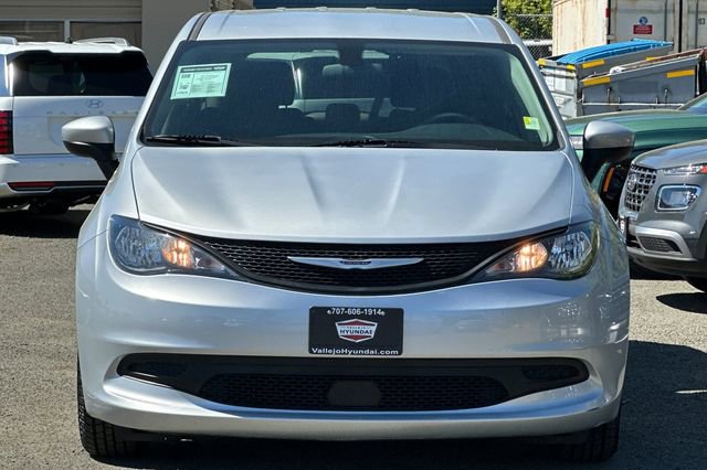 Used 2022 Chrysler Voyager LX image 12