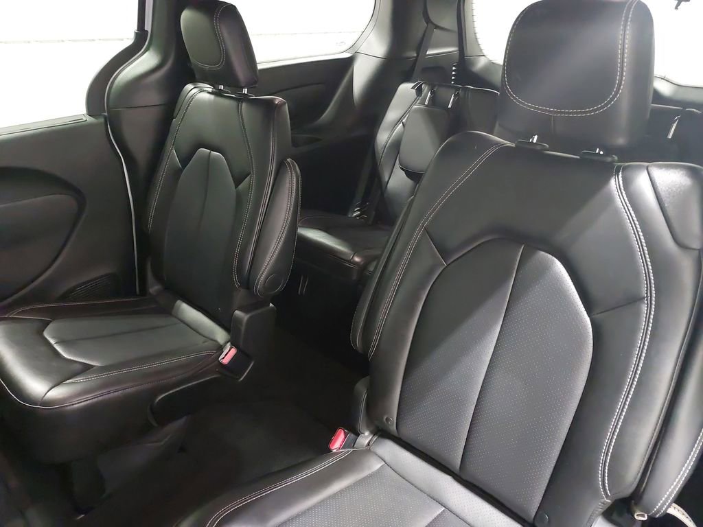 Used 2025 Chrysler Pacifica Select image 16