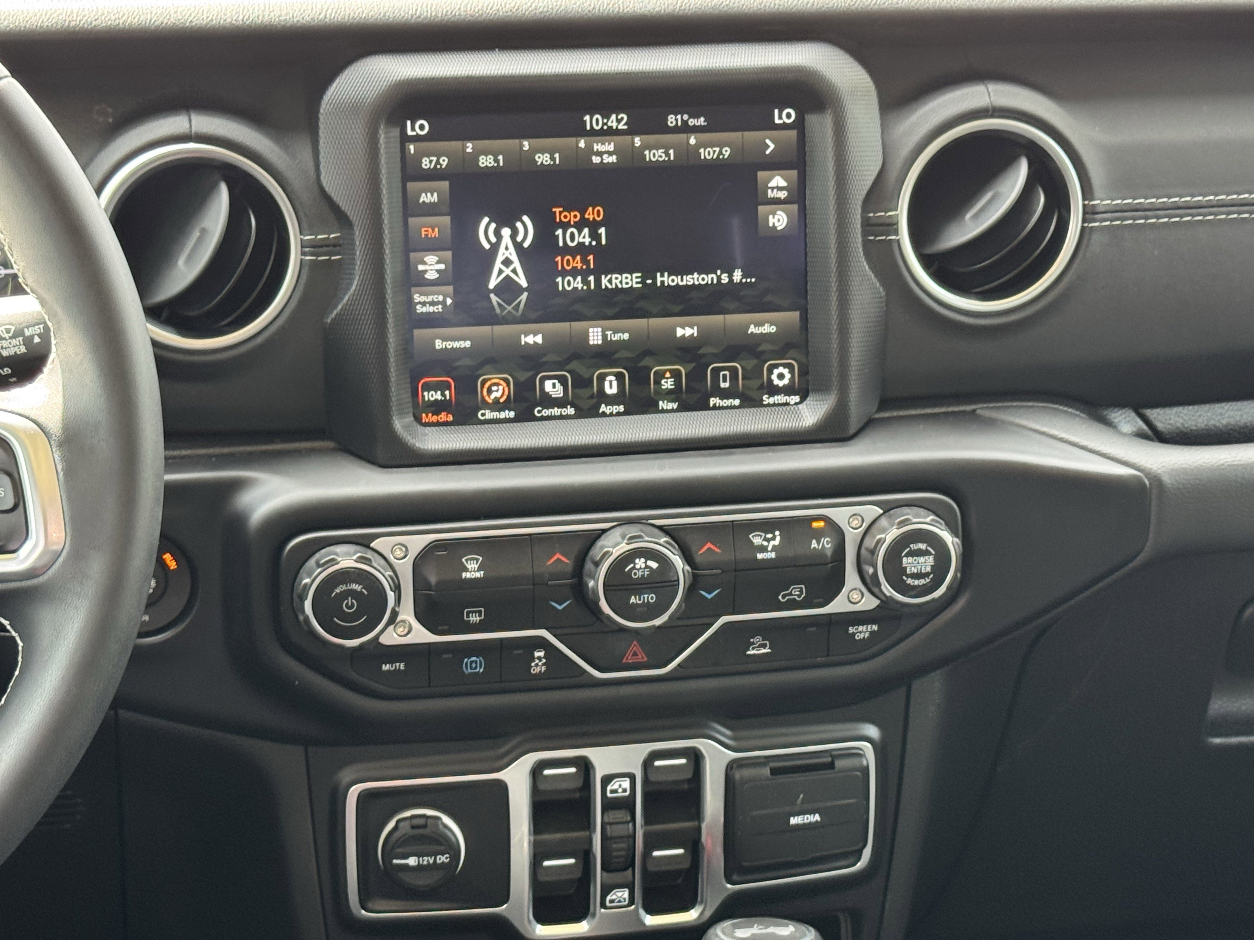 Used 2023 Jeep Wrangler Sahara AWD/4WD image 17