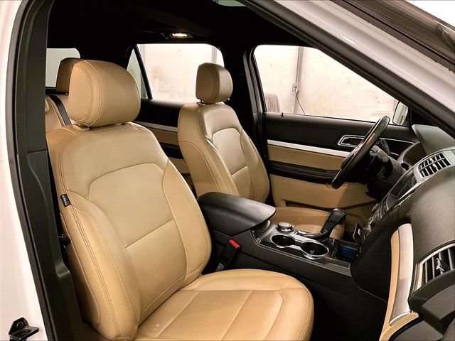Used 2017 Ford Explorer XLT w/ Equipment Group 202A AWD/4WD image 8