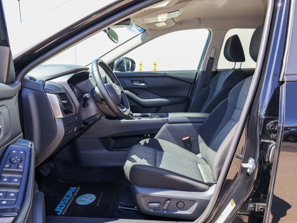 Used 2025 Nissan Rogue SV image 12