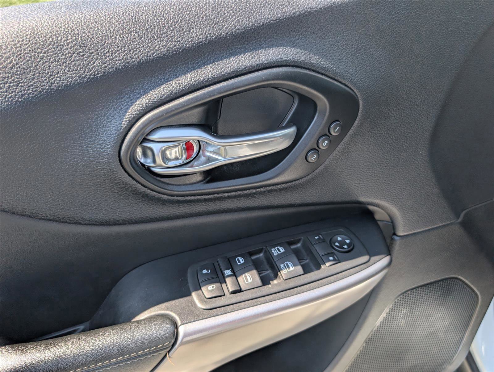 Used 2021 Jeep Cherokee Limited AWD/4WD image 17