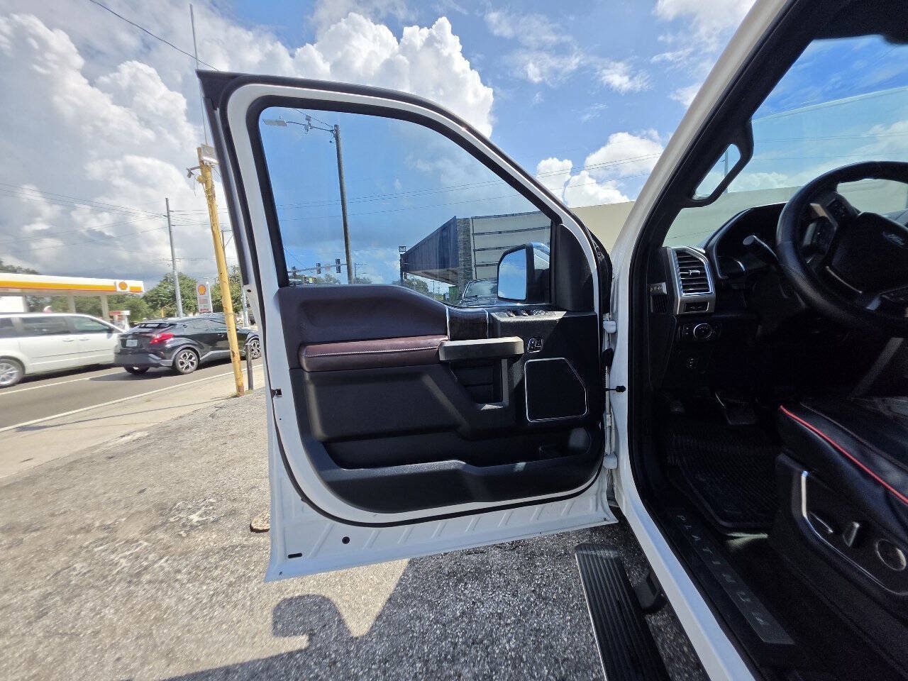 Used 2015 Ford F150 Platinum w/ Equipment Group 701A Luxury RWD image 10