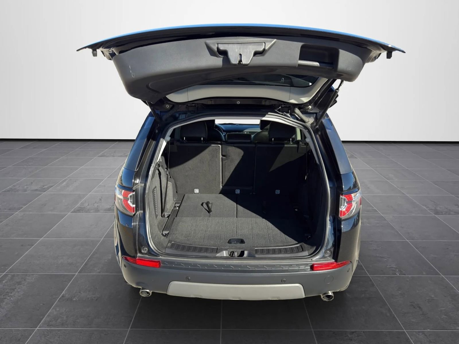 Used 2016 Land Rover Discovery Sport SE image 18