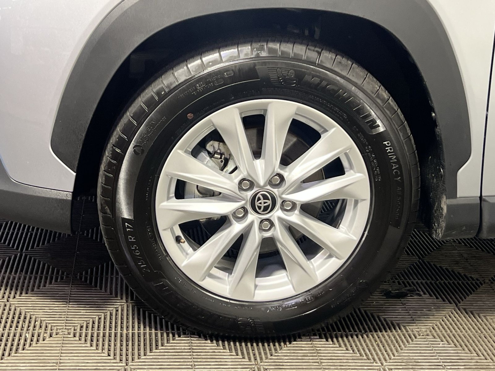 Used 2025 Toyota Corolla Cross LE FWD image 12