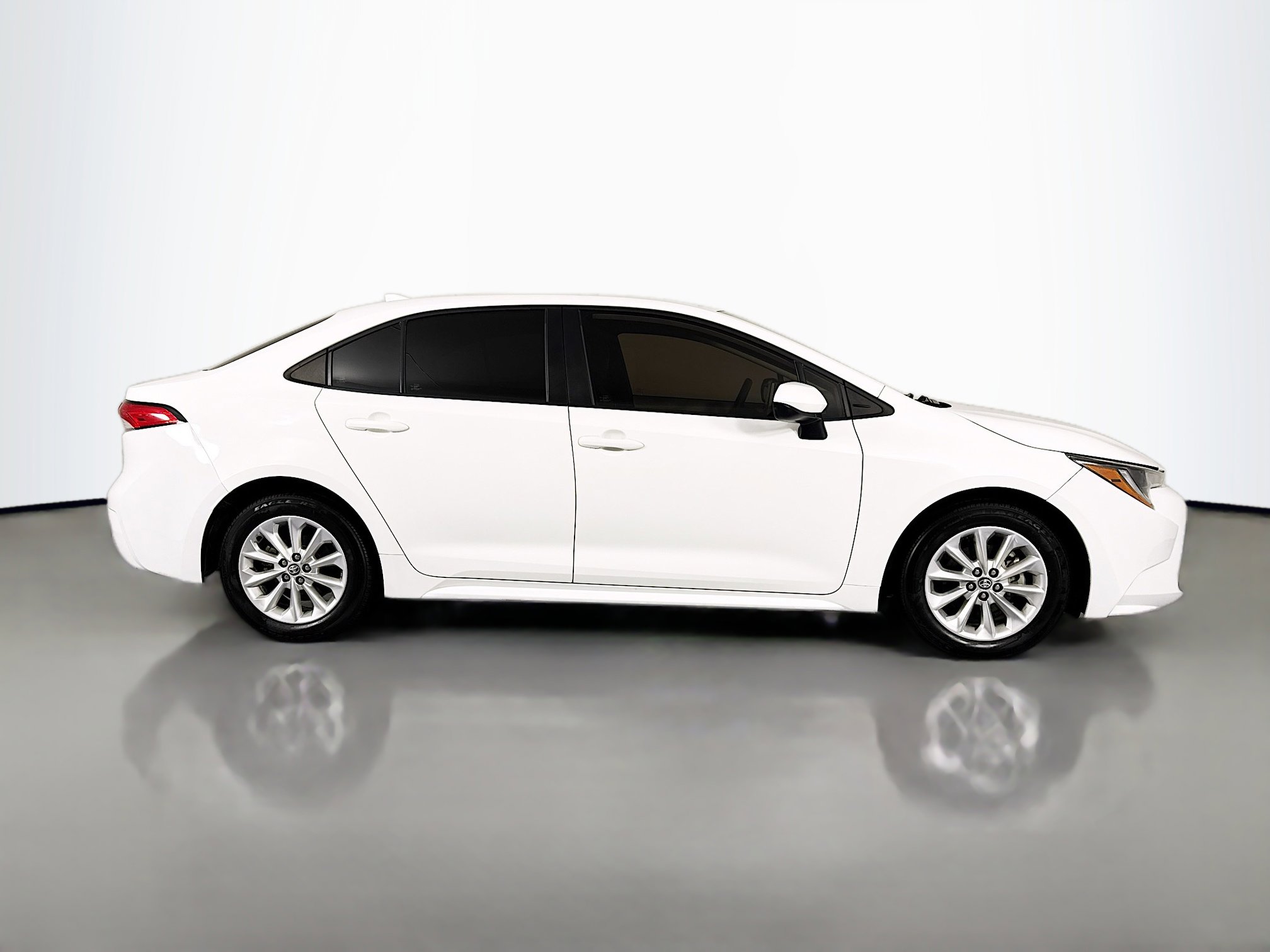Used 2021 Toyota Corolla LE w/ LE Convenience Package image 4