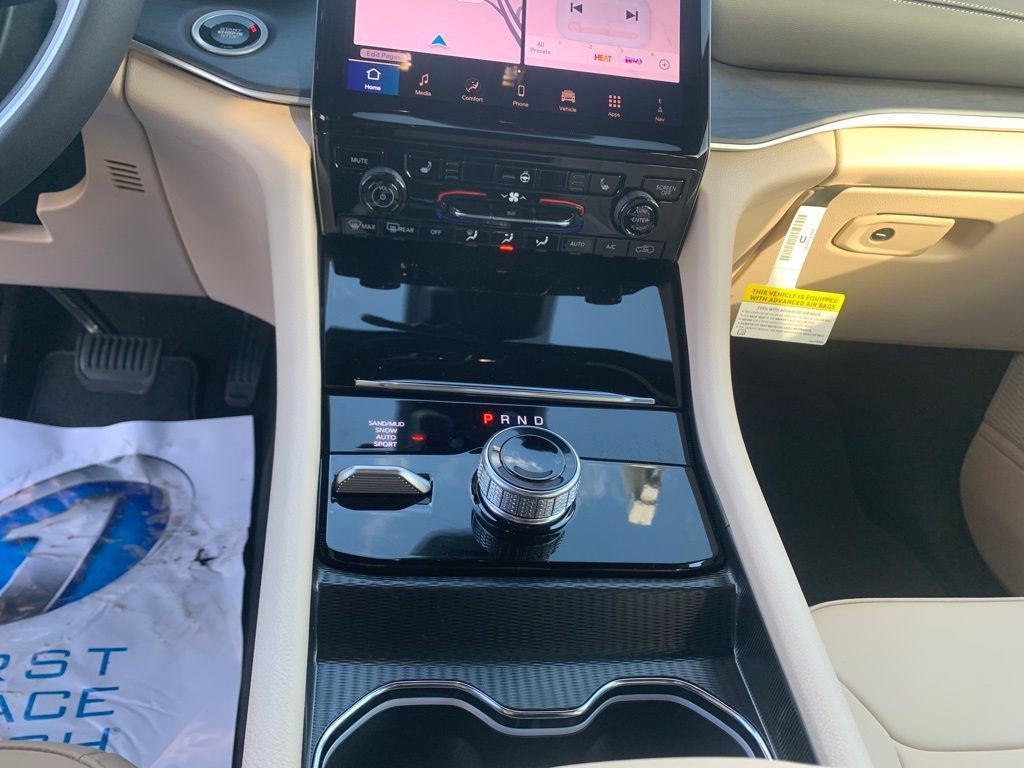 Used 2025 Jeep Grand Cherokee Limited image 23