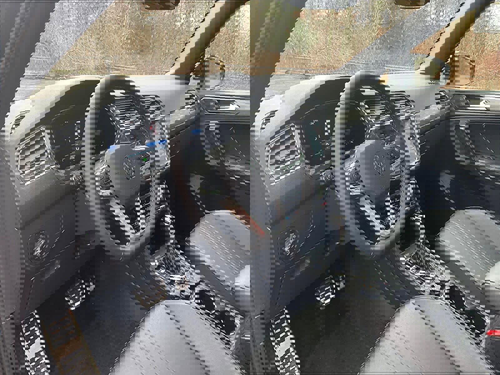 Certified 2023 Volkswagen Tiguan SE R-Line image 8