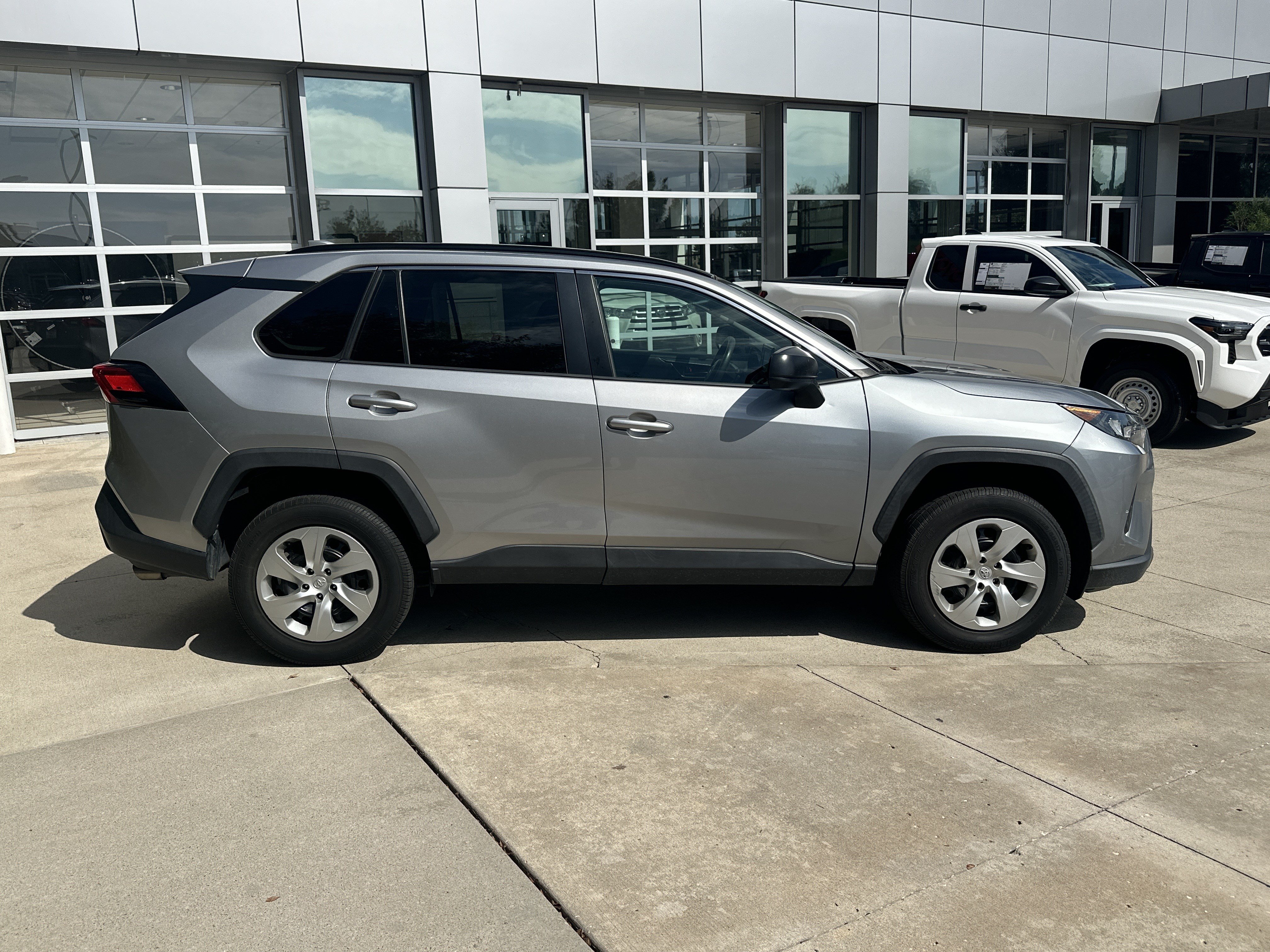 Used 2020 Toyota RAV4 LE FWD image 10