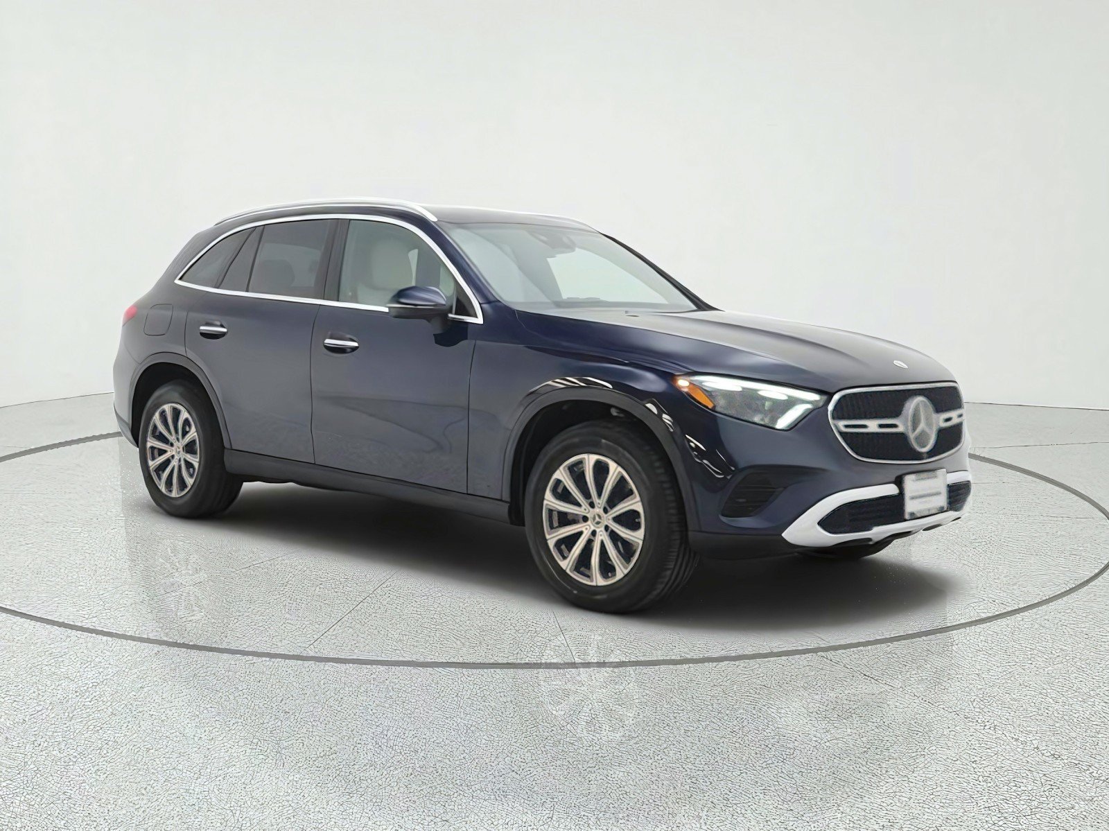 Used 2024 Mercedes-Benz GLC 300 4MATIC image 3