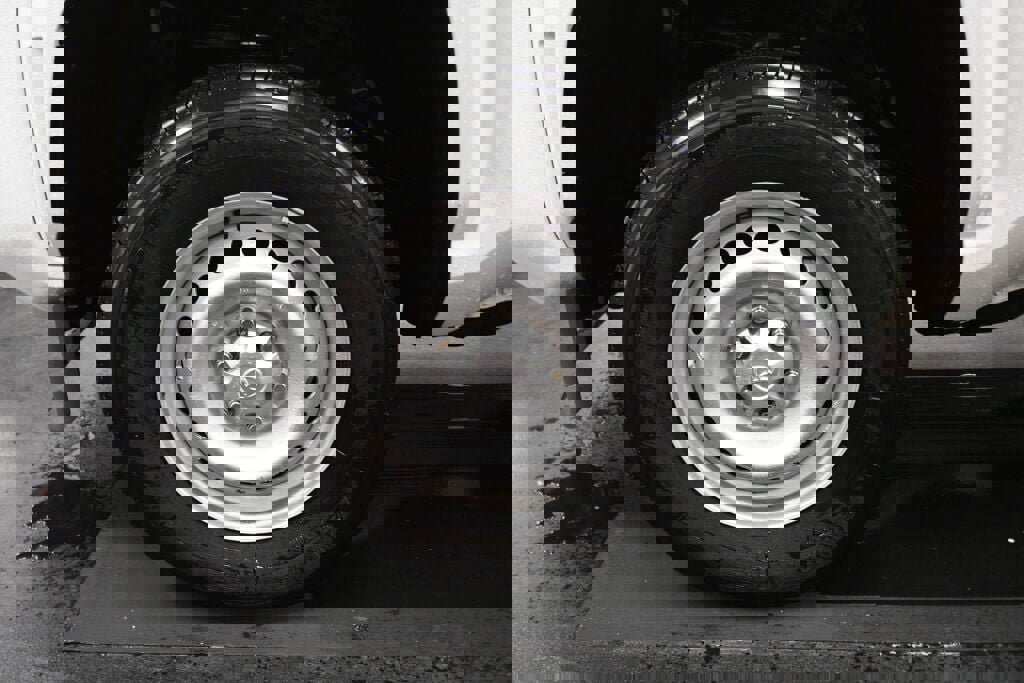 Certified 2025 Toyota Tacoma SR RWD image 28