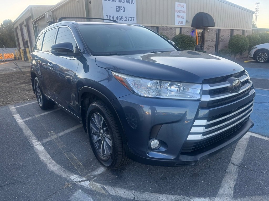 Used 2018 Toyota Highlander SE image 3