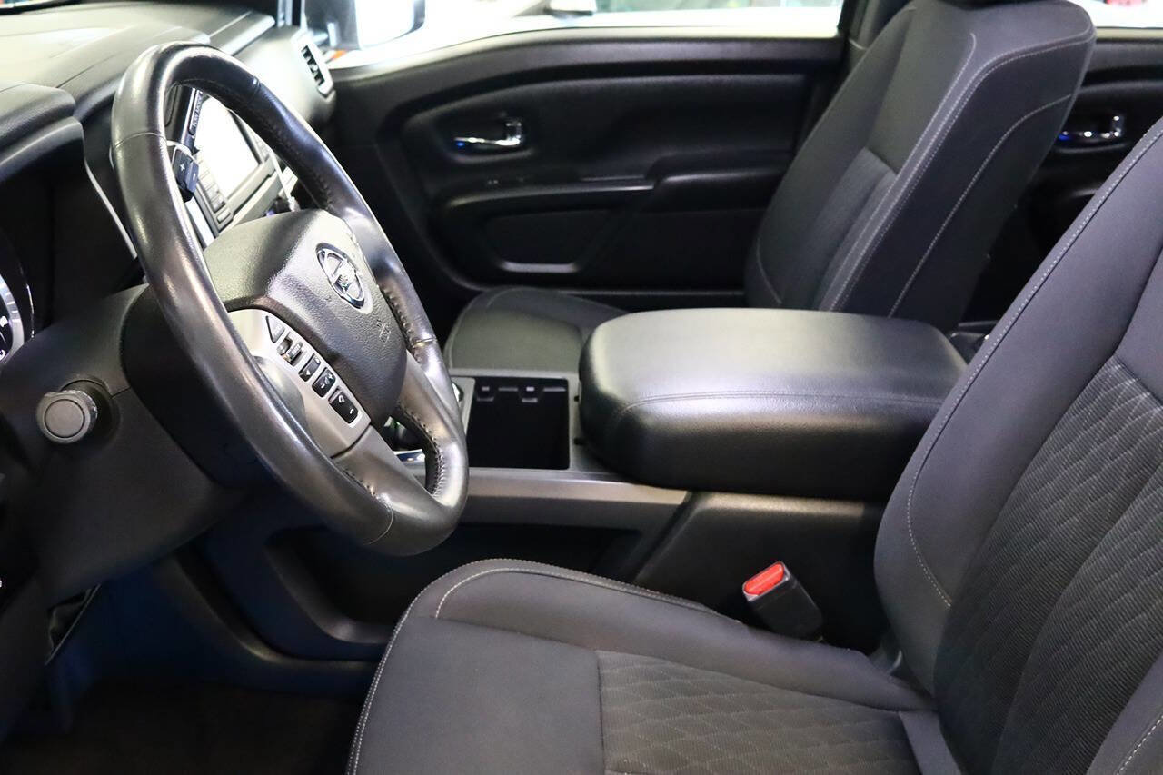 Used 2018 Nissan Titan SV w/ SV Convenience Package AWD/4WD image 11