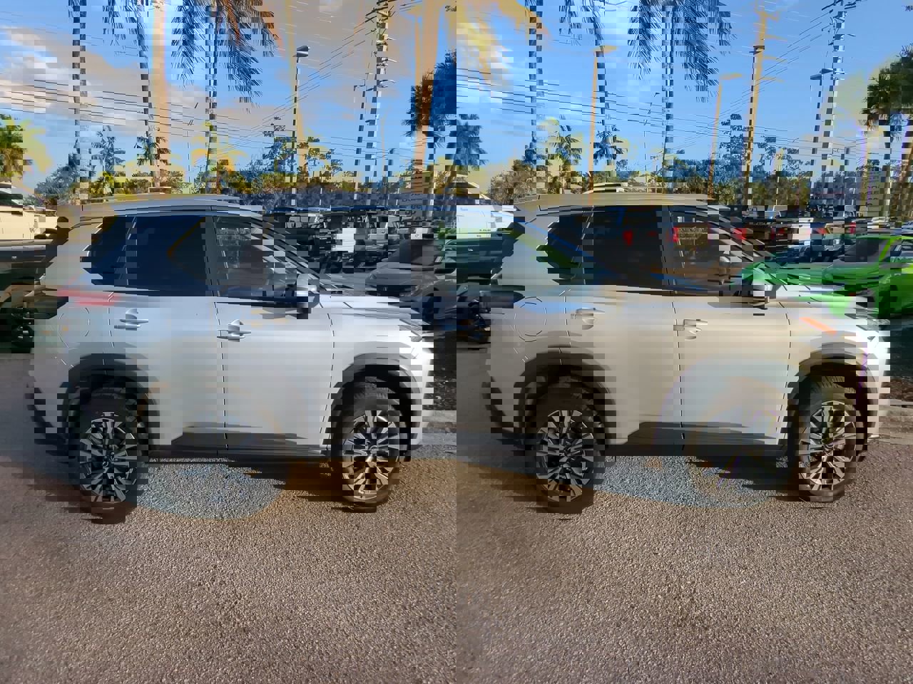 Used 2023 Nissan Rogue SV image 4