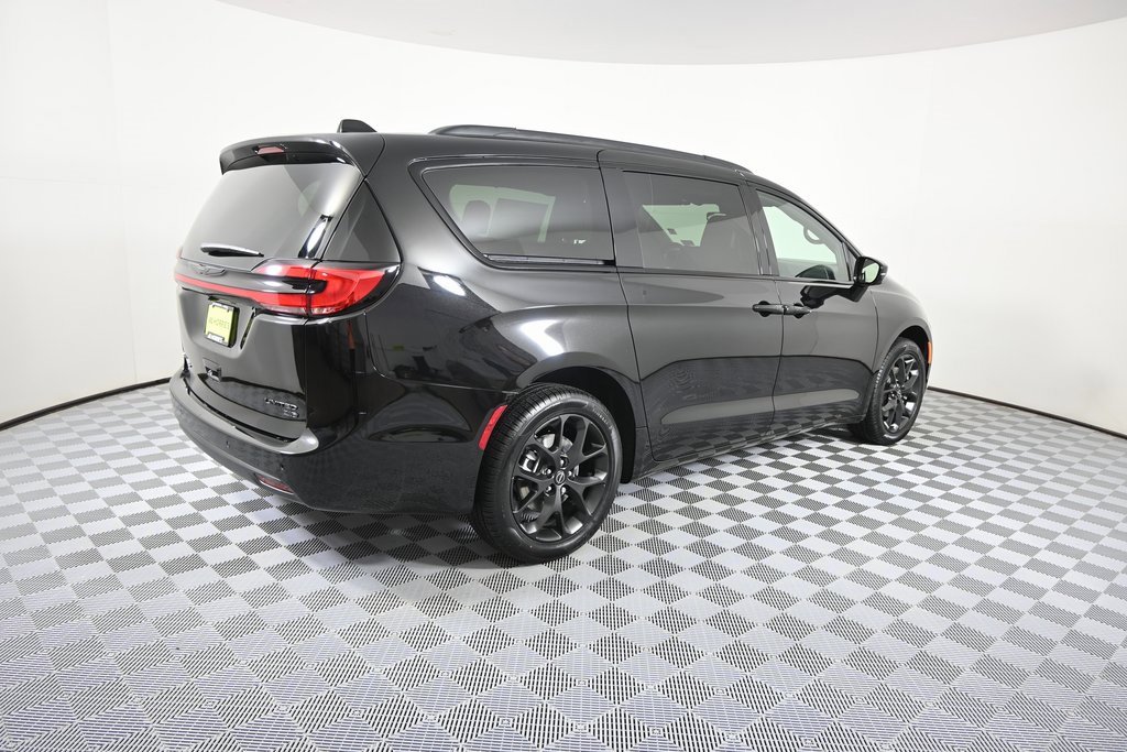 New 2026 Chrysler Pacifica Limited image 6