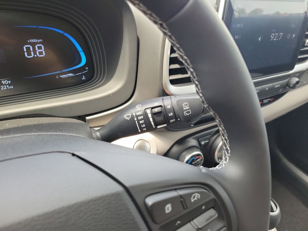 Certified 2025 Hyundai Venue SEL image 17