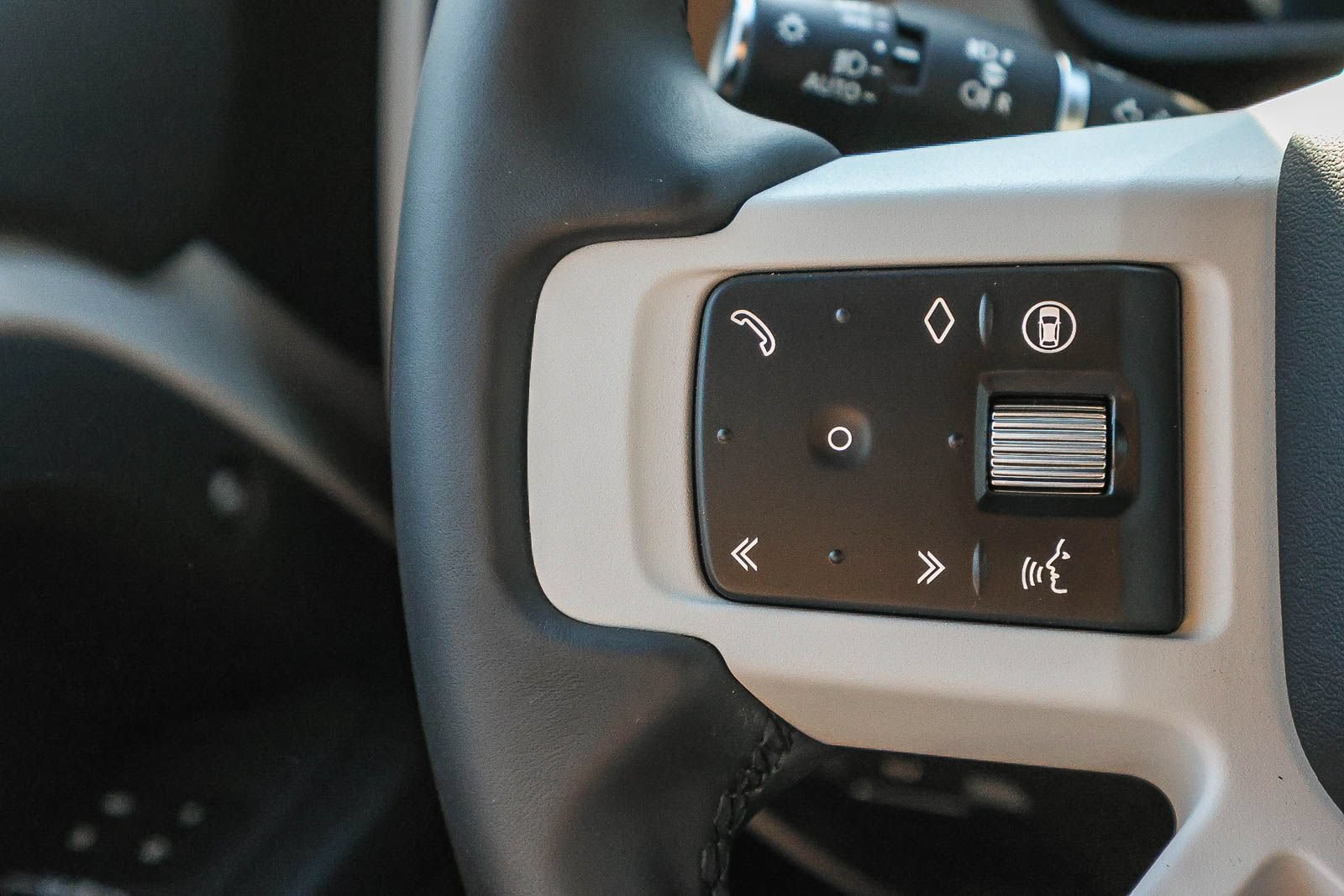 New 2026 Land Rover Defender 110 X-Dynamic SE AWD/4WD image 35