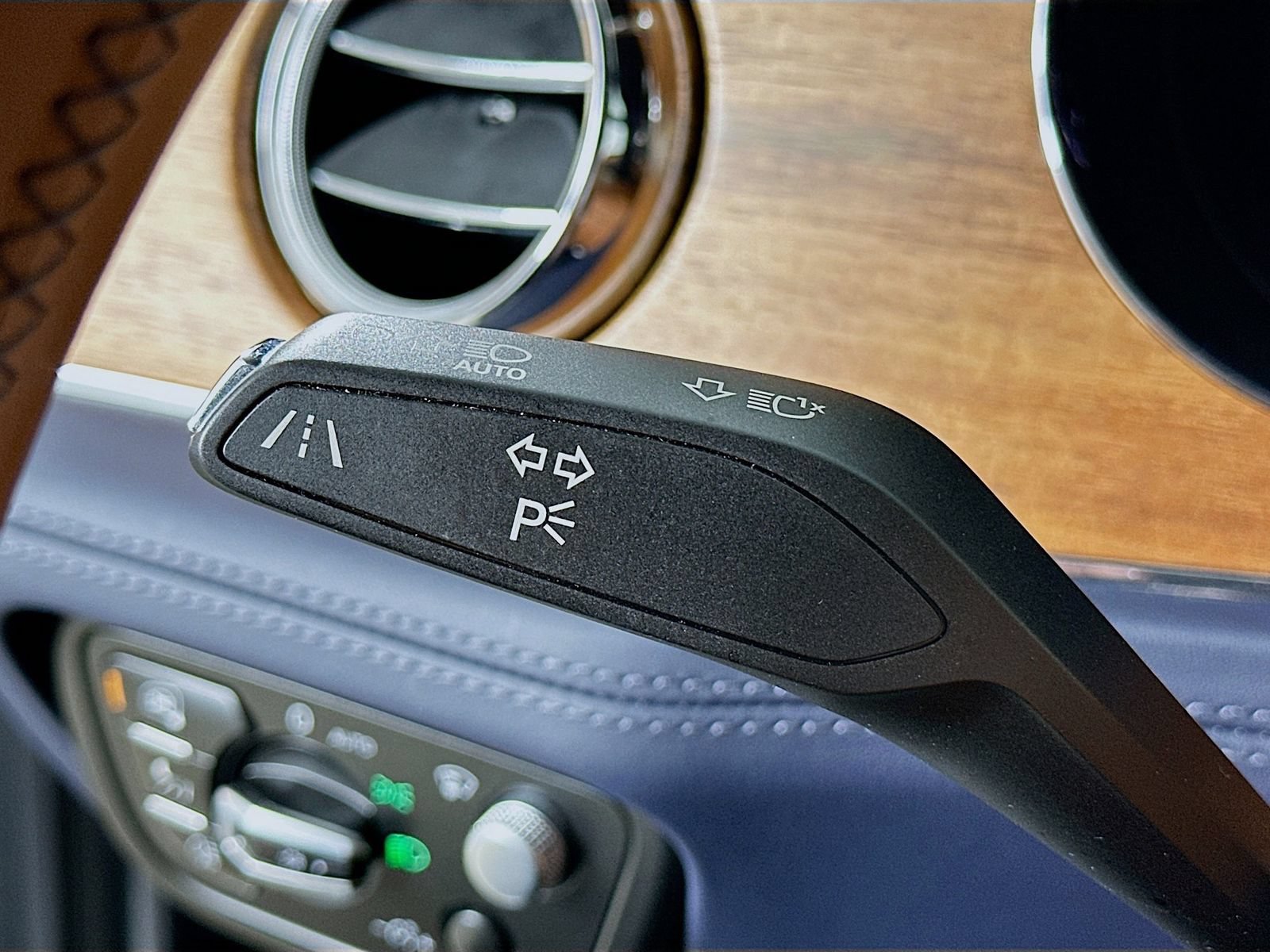 Used 2023 Bentley Bentayga Extended Wheelbase AWD/4WD image 22