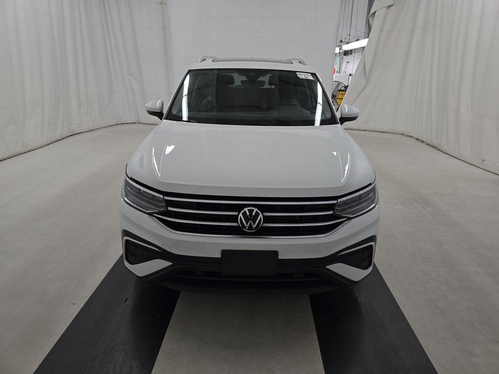 Used 2022 Volkswagen Tiguan SE w/ Panoramic Sunroof Package image 2