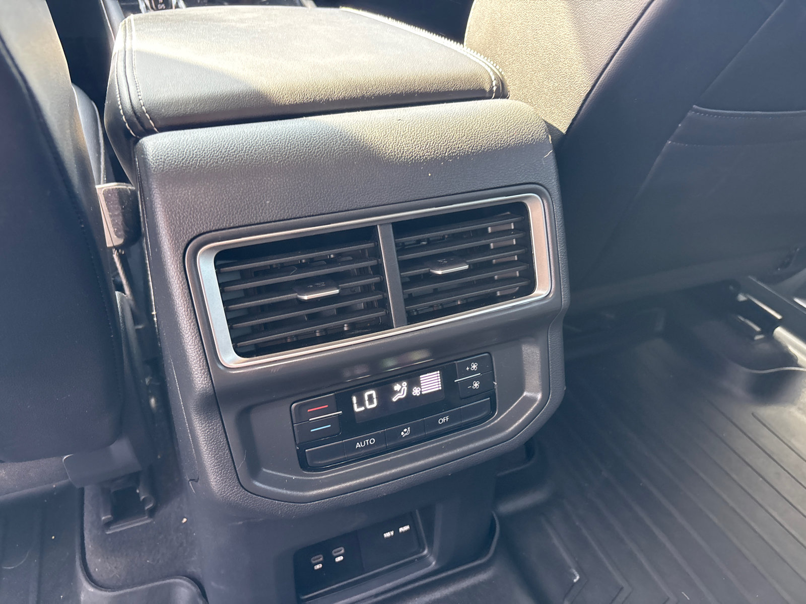 Used 2024 Volkswagen Atlas SE w/ Black Wheel Package AWD/4WD image 30