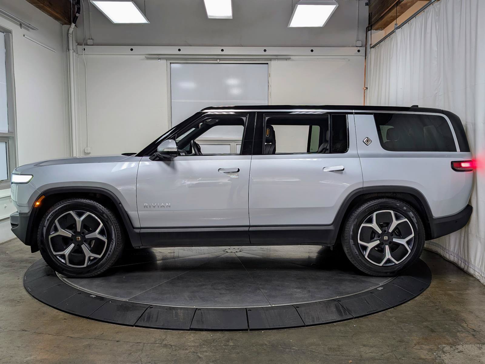 Used 2024 Rivian R1S Adventure AWD/4WD image 6