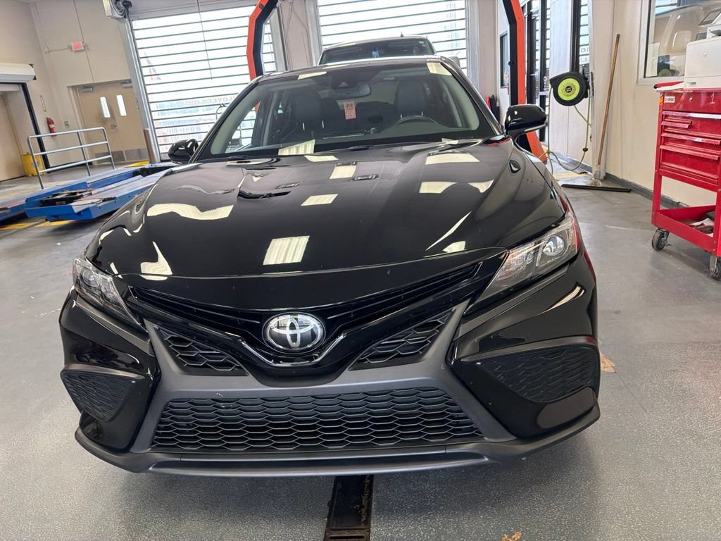 Used 2022 Toyota Camry SE w/ Convenience Package FWD image 4