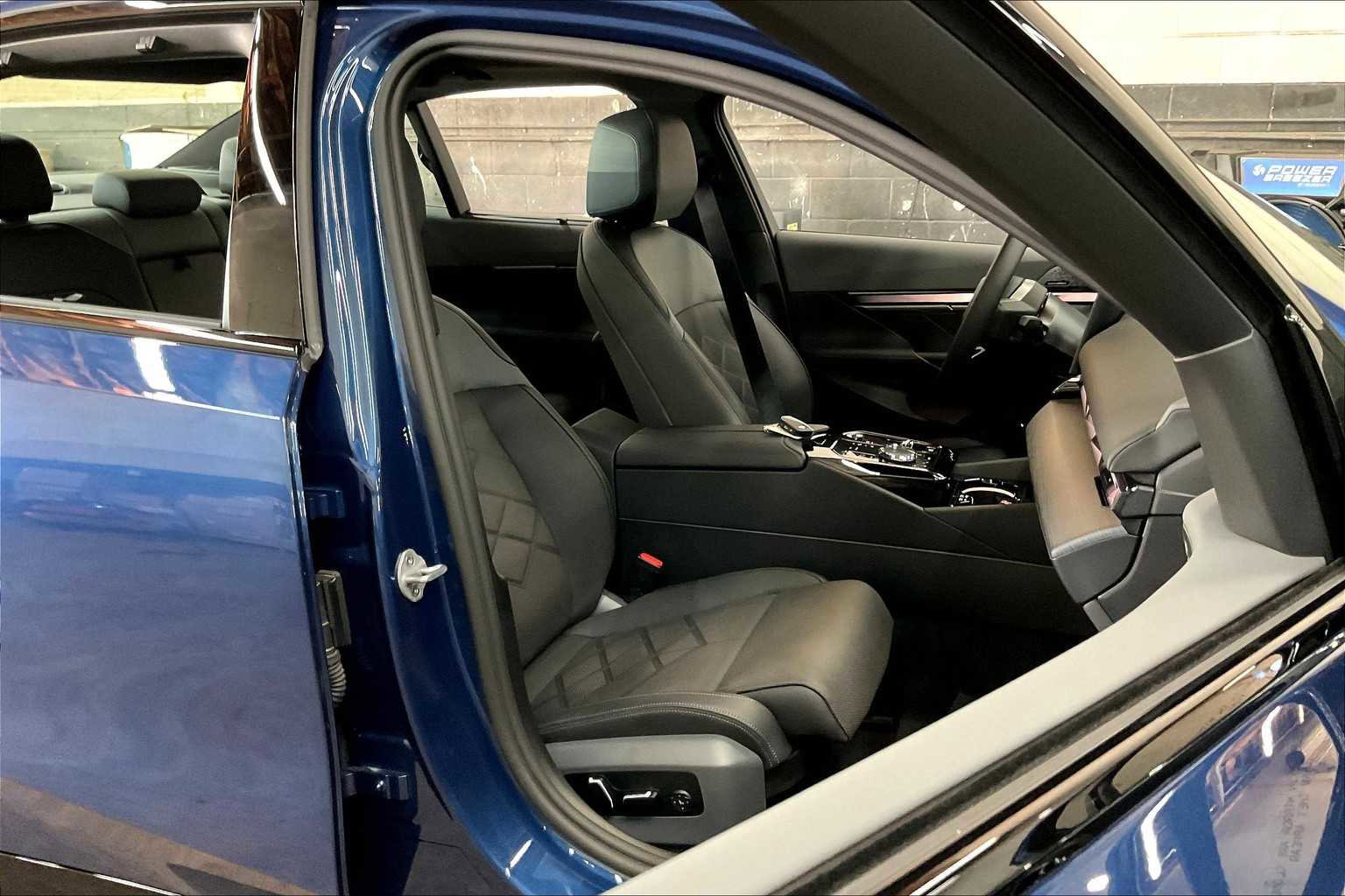 Used 2025 BMW i5 xDrive40 w/ Executive Package image 10