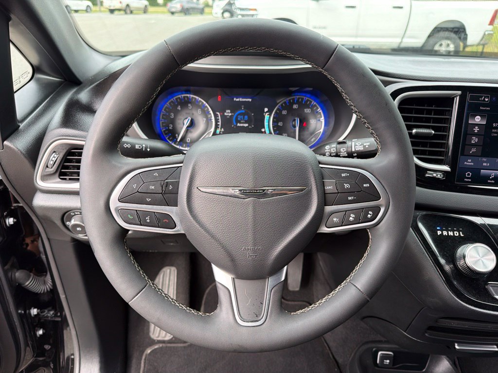 Used 2025 Chrysler Pacifica Select FWD image 14