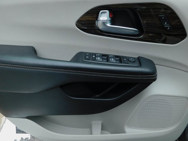 Used 2023 Chrysler Pacifica Limited image 9