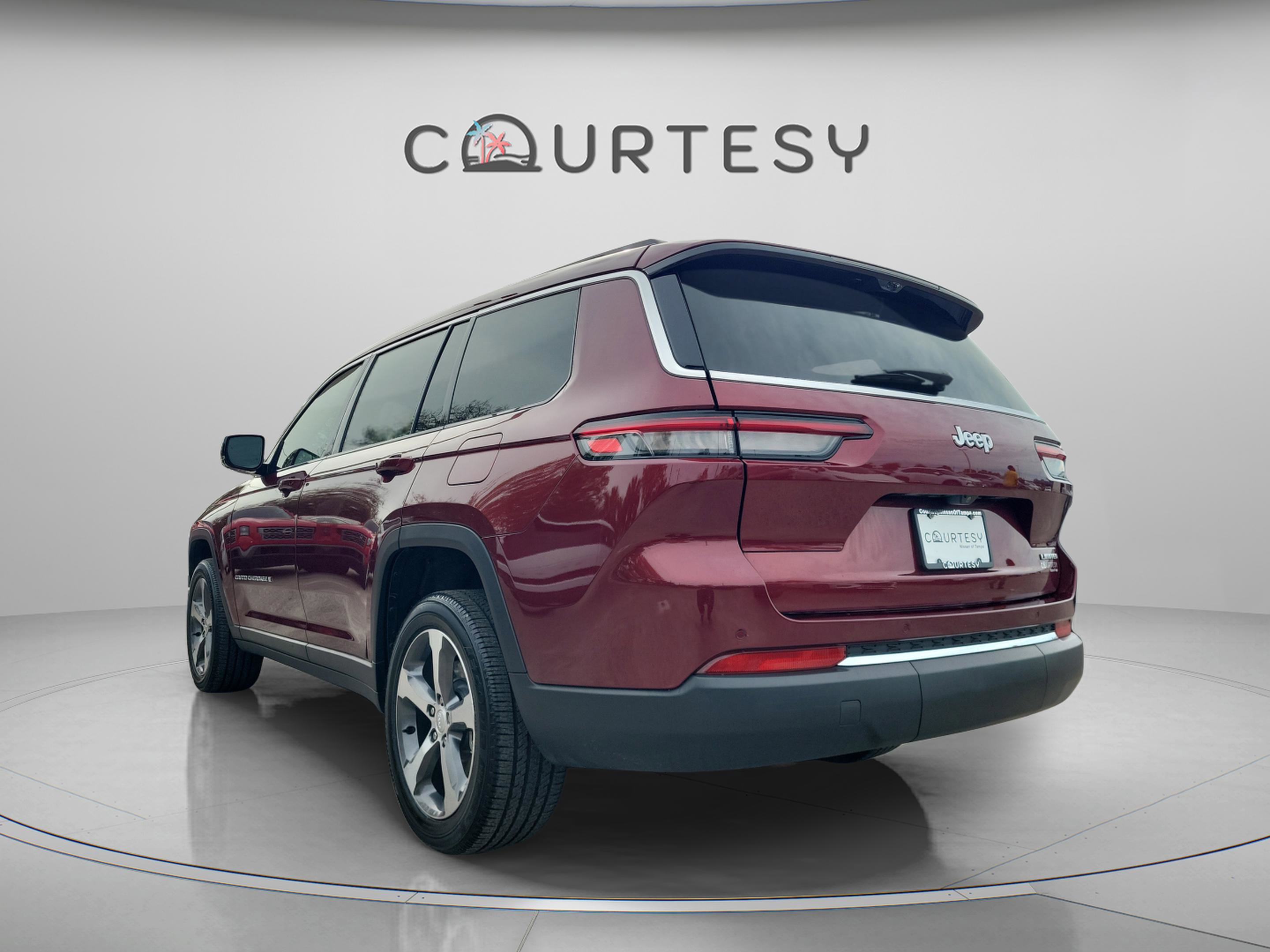 Used 2023 Jeep Grand Cherokee L Limited w/ Luxury Tech Group II image 2